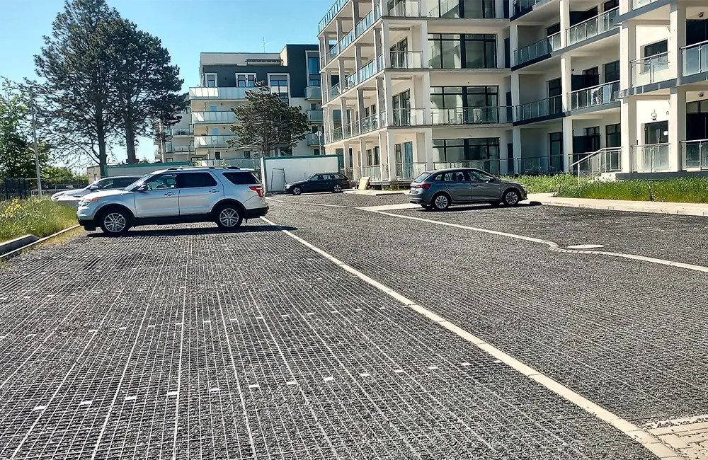 Ridcon-Galabau-Bodengitter-Kunststoffgitter-Boden-Rasengitter-Bodenbefestigung-Flächenbefestigung-Parkplatzbau-Gartenbau-ProGrid-Parkplatz Mit ProGrid Rasengitter befestigter Parkplatz