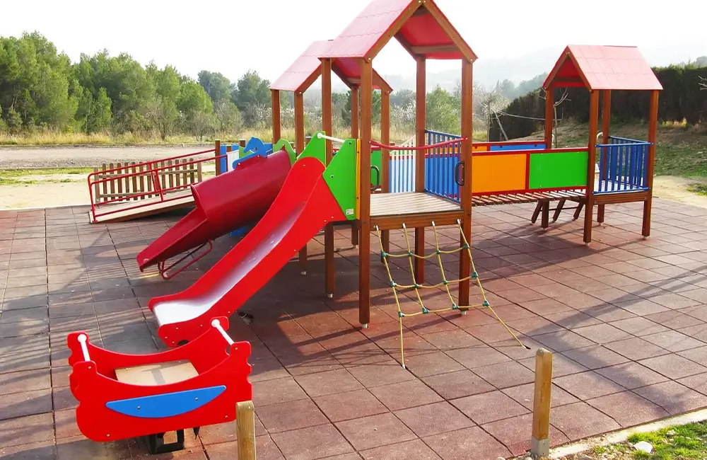 Ridcon-Galabau-Bodenmatten-Gummi-Boden-Rasengitter-Bodenbefestigung-Flächenbefestigung-Spielplatzbau-Sportplatzbau-Fallschutzmatte-Schutzmatte-Spielplatz Spielplatz mit Ridcon Fallschutzbelag